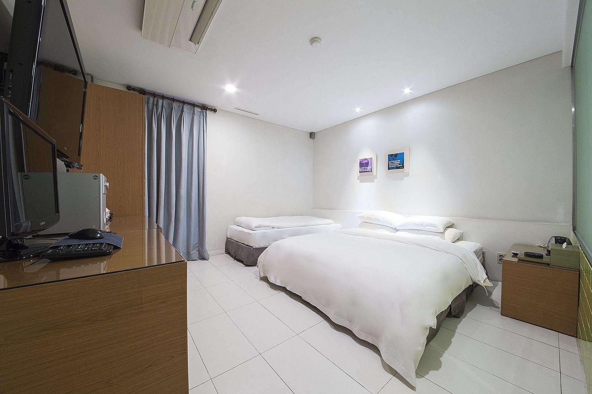 Mate Hotel Seoul Gimpo Bagian luar foto