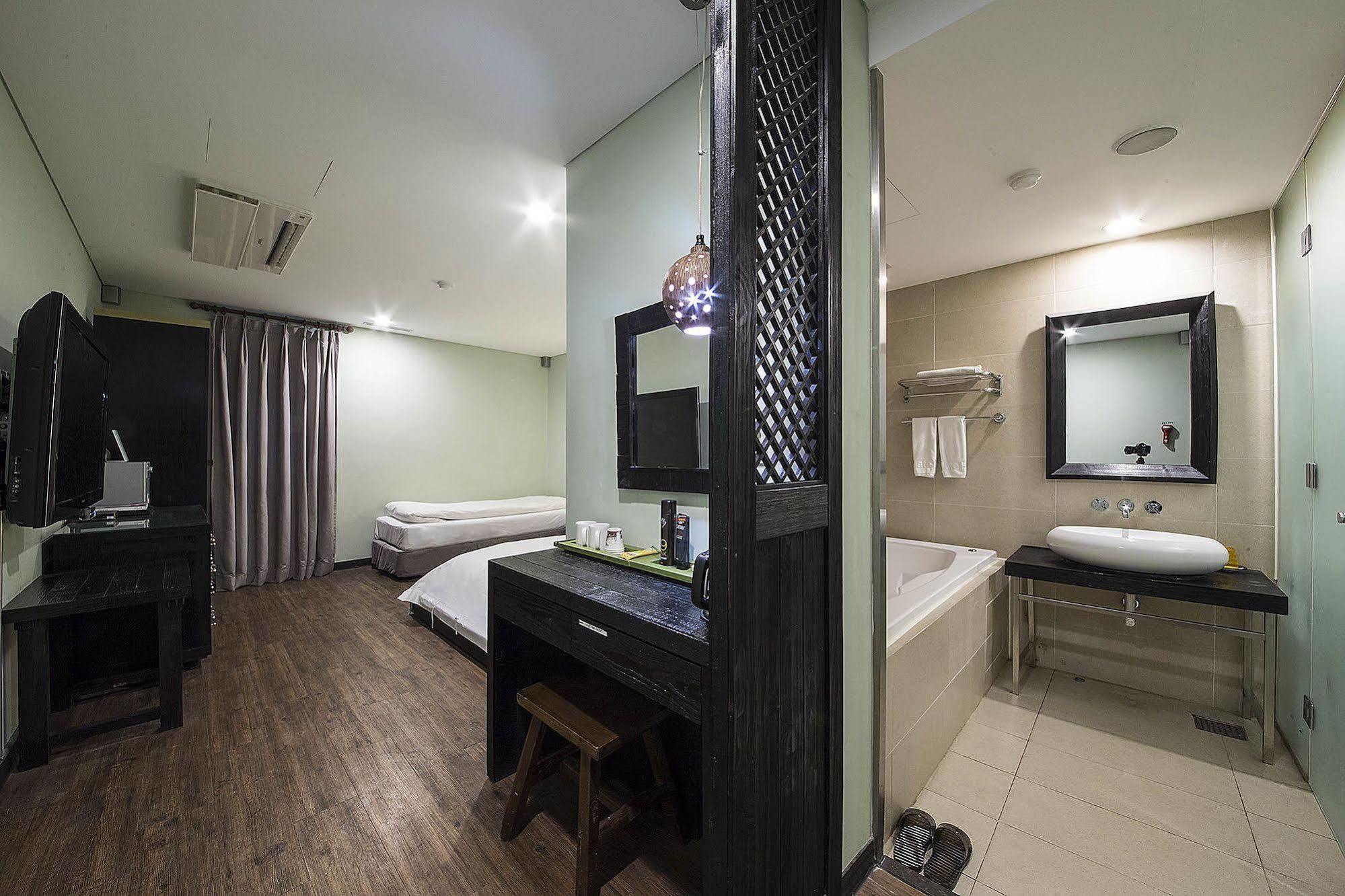 Mate Hotel Seoul Gimpo Bagian luar foto