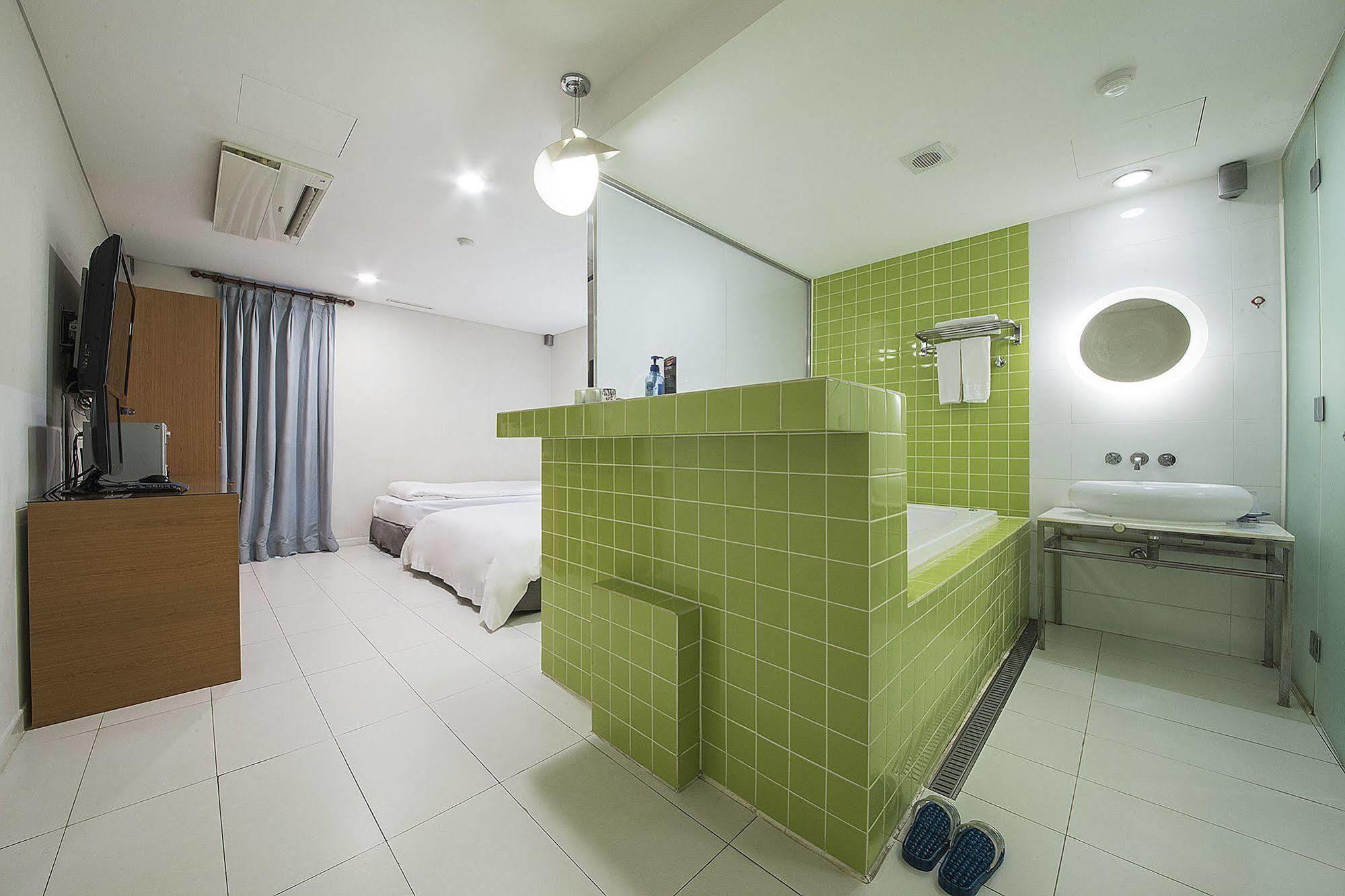 Mate Hotel Seoul Gimpo Bagian luar foto