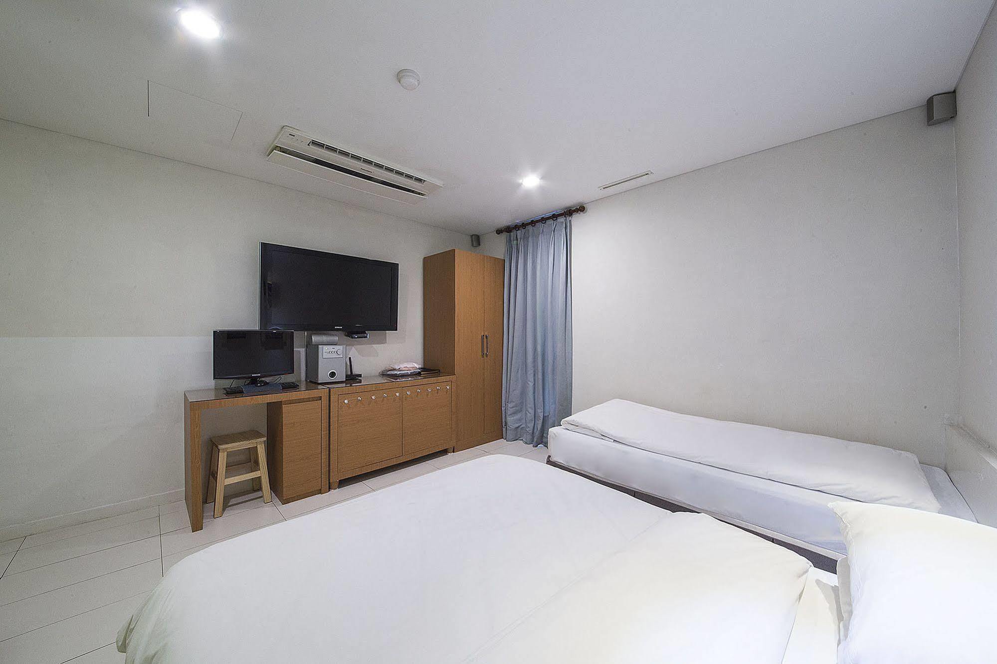 Mate Hotel Seoul Gimpo Bagian luar foto